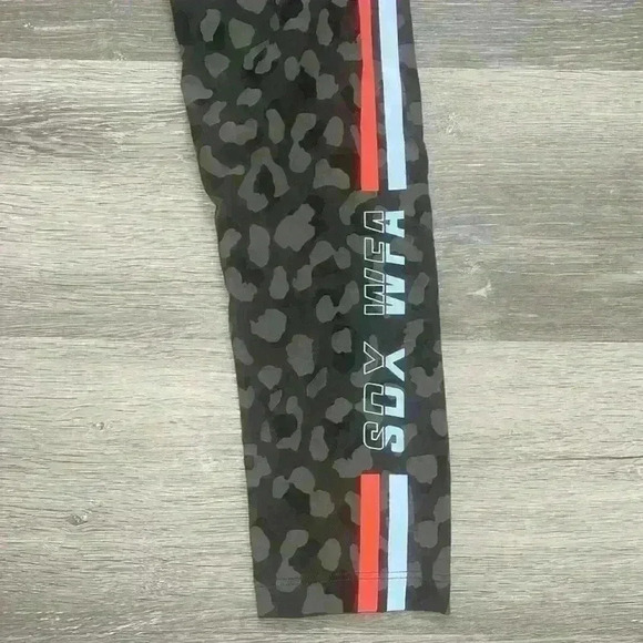 White fox Racer Leggings camo size S- NWOT - Picture 4 of 9